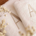 CAPITAL Set Asciugamani in spugna 530gr con ricamo monogram | Domus Zone - DomusZone
