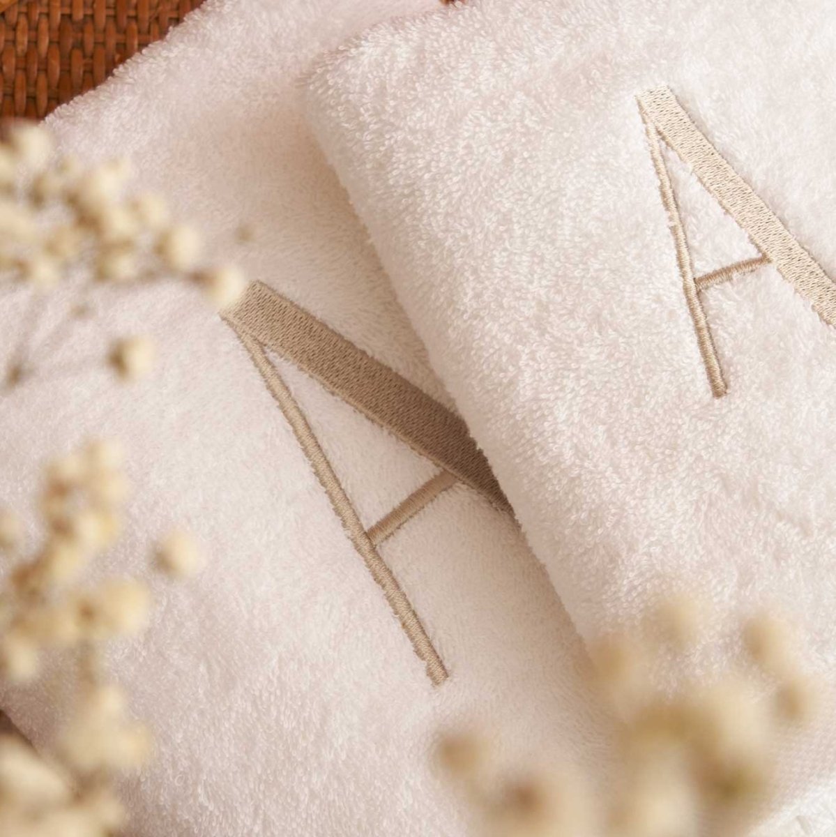 CAPITAL Set Asciugamani in spugna 530gr con ricamo monogram | Domus Zone - DomusZone