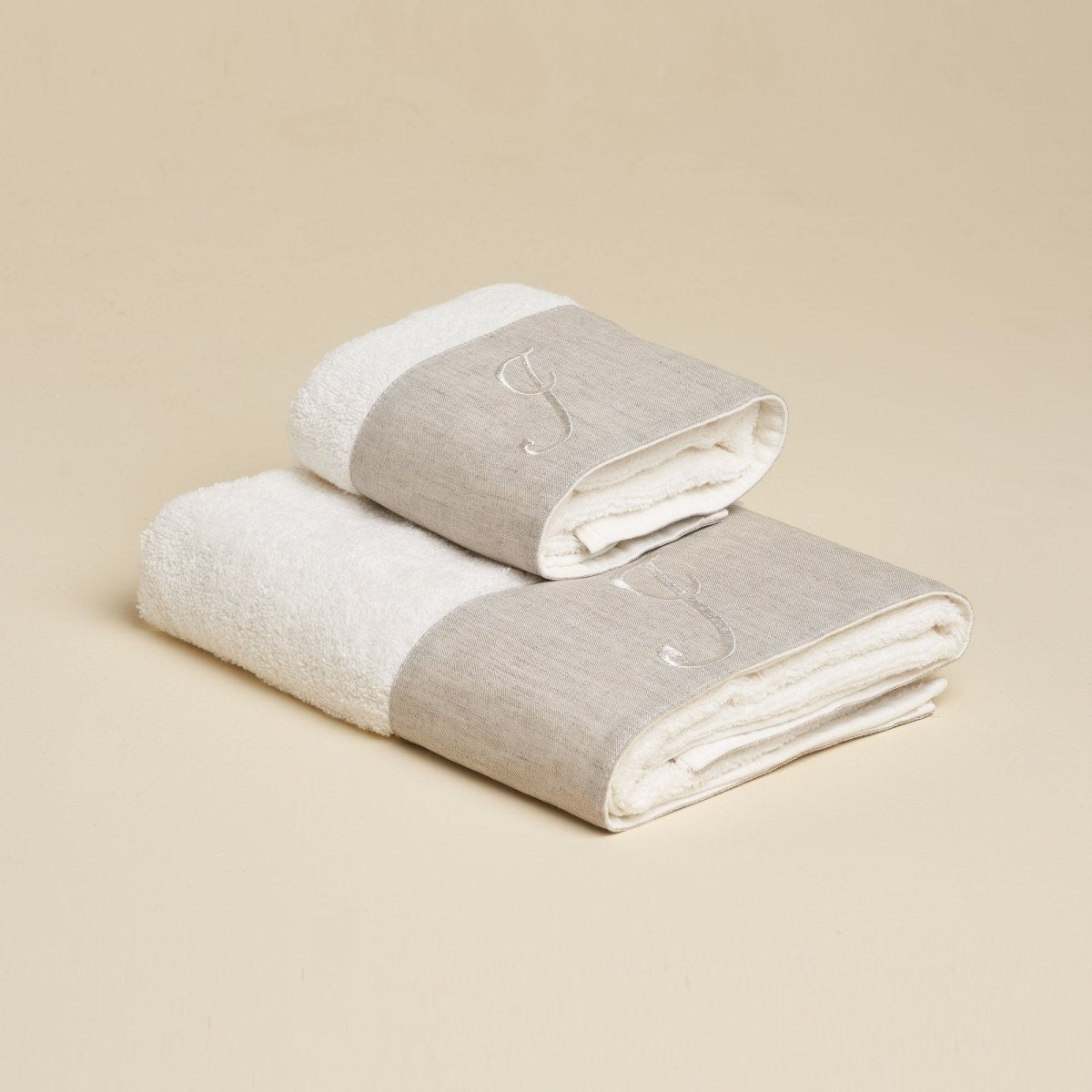 LEONARDO Set Asciugamani in spugna 430gr e Lino con ricamo monogram | Domus Zone - DomusZone