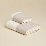 LEONARDO Set Asciugamani in spugna 430gr e Lino con ricamo monogram | Domus Zone - DomusZone