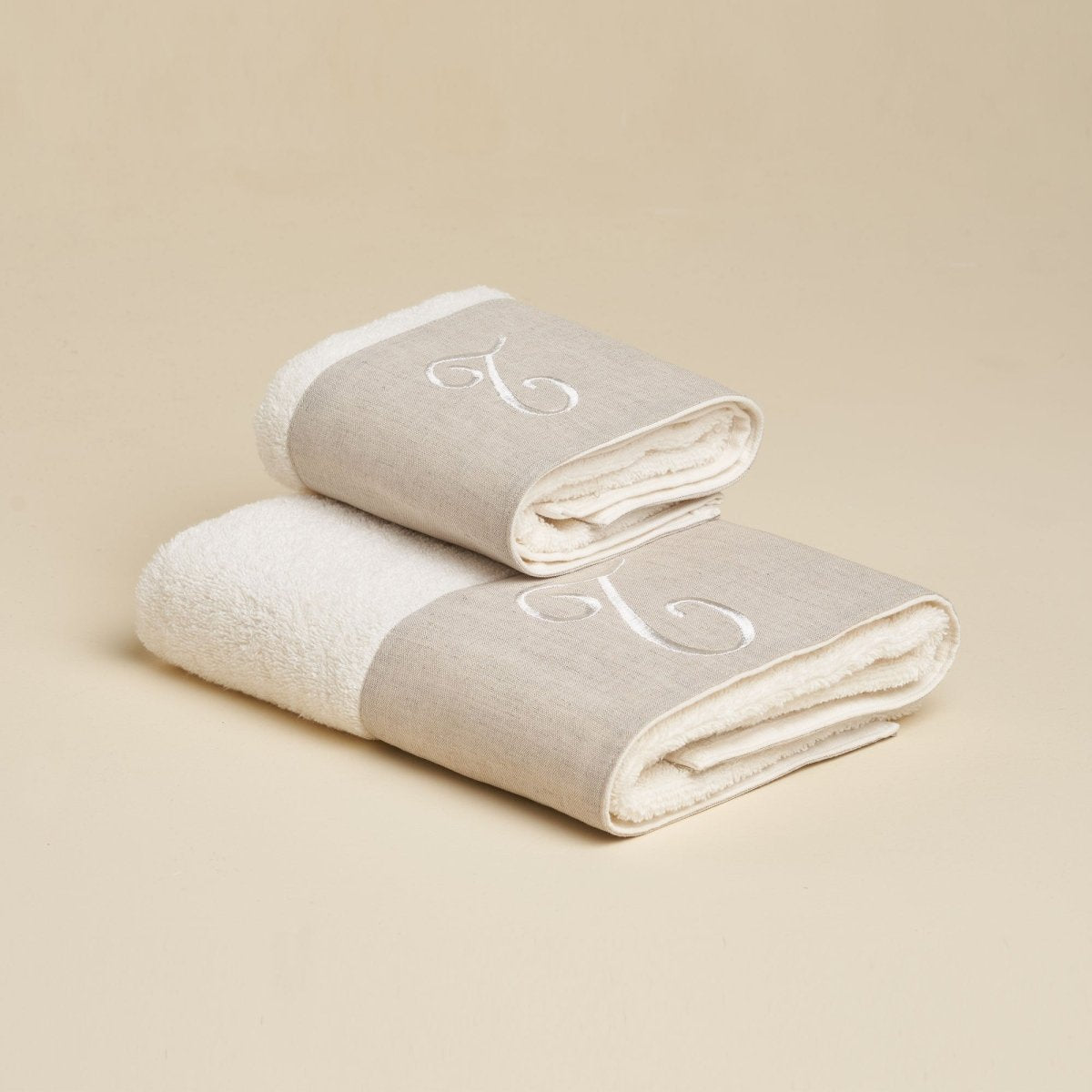 LEONARDO Set Asciugamani in spugna 430gr e Lino con ricamo monogram | Domus Zone - DomusZone