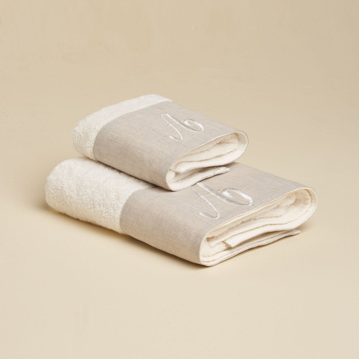 LEONARDO Set Asciugamani in spugna 430gr e Lino con ricamo monogram | Domus Zone - DomusZone