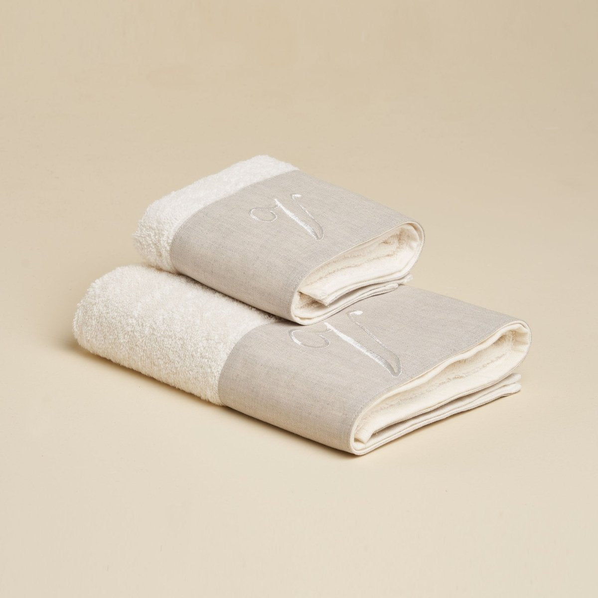 LEONARDO Set Asciugamani in spugna 430gr e Lino con ricamo monogram | Domus Zone - DomusZone
