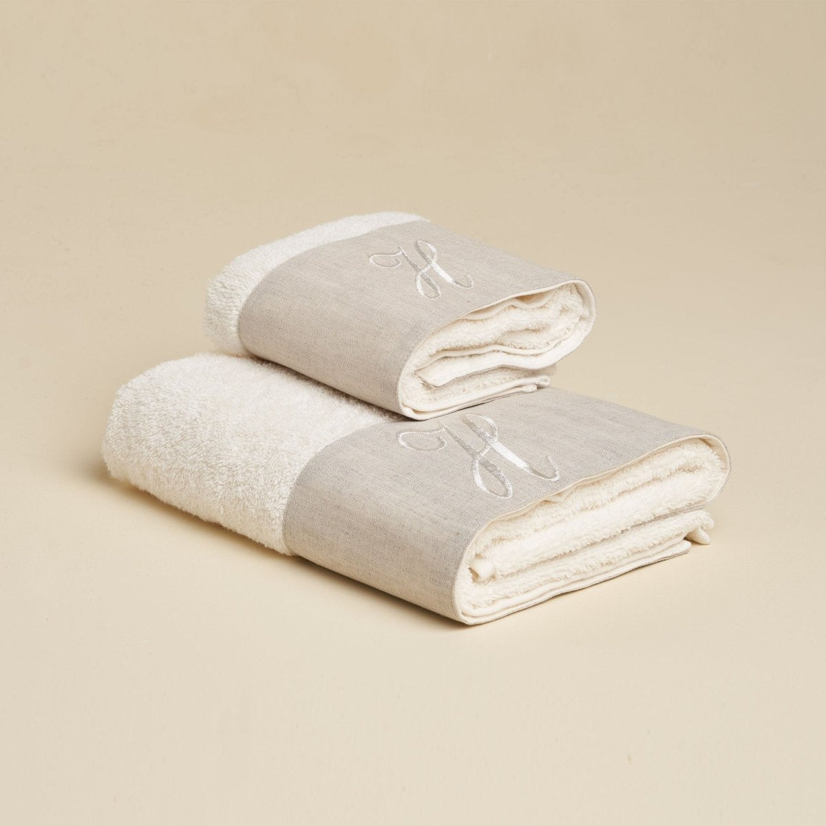 LEONARDO Set Asciugamani in spugna 430gr e Lino con ricamo monogram | Domus Zone - DomusZone