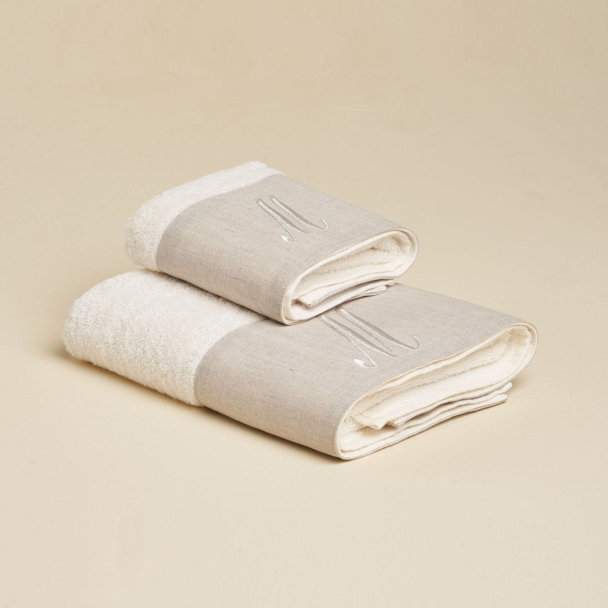LEONARDO Set Asciugamani in spugna 430gr e Lino con ricamo monogram | Domus Zone - DomusZone