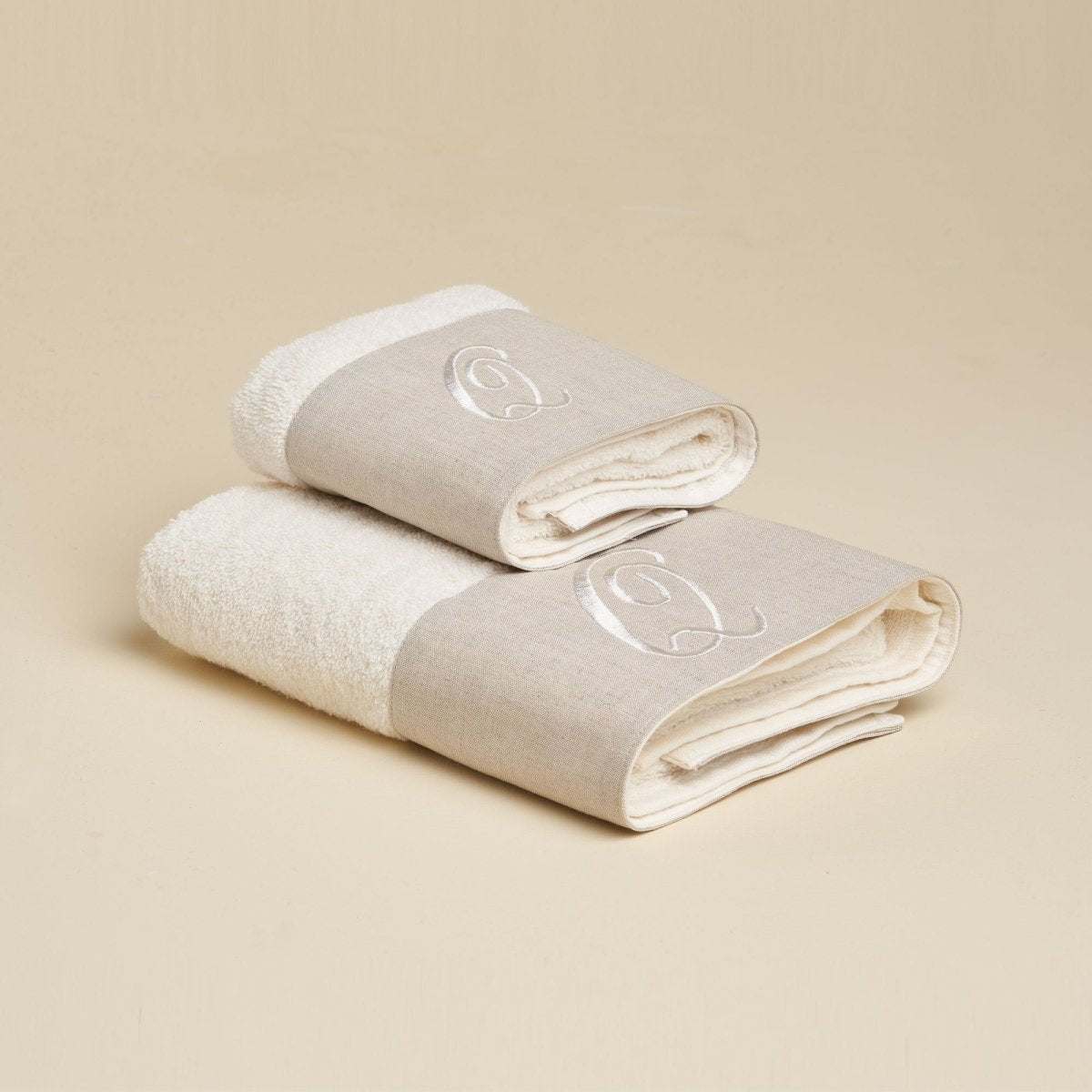 LEONARDO Set Asciugamani in spugna 430gr e Lino con ricamo monogram | Domus Zone - DomusZone