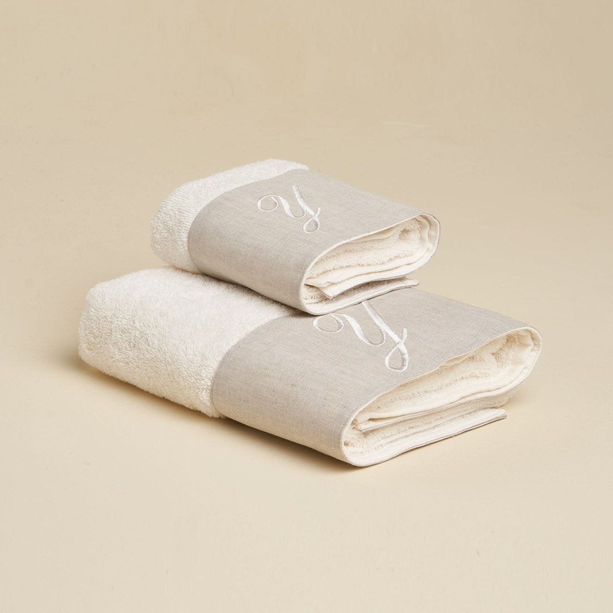 LEONARDO Set Asciugamani in spugna 430gr e Lino con ricamo monogram | Domus Zone - DomusZone
