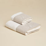 LEONARDO Set Asciugamani in spugna 430gr e Lino con ricamo monogram | Domus Zone - DomusZone
