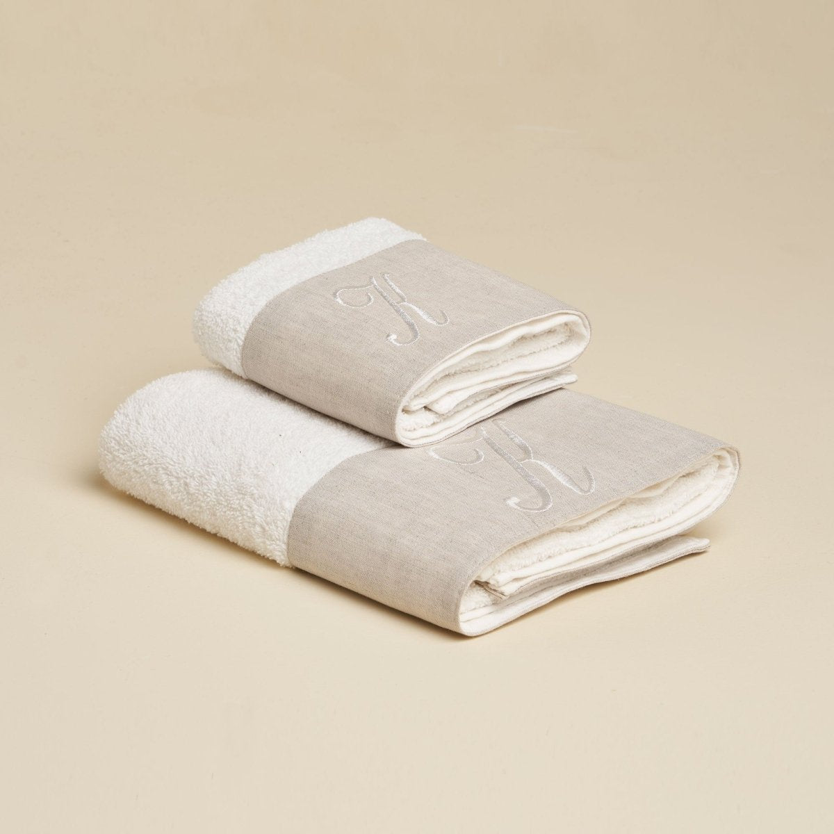 LEONARDO Set Asciugamani in spugna 430gr e Lino con ricamo monogram | Domus Zone - DomusZone