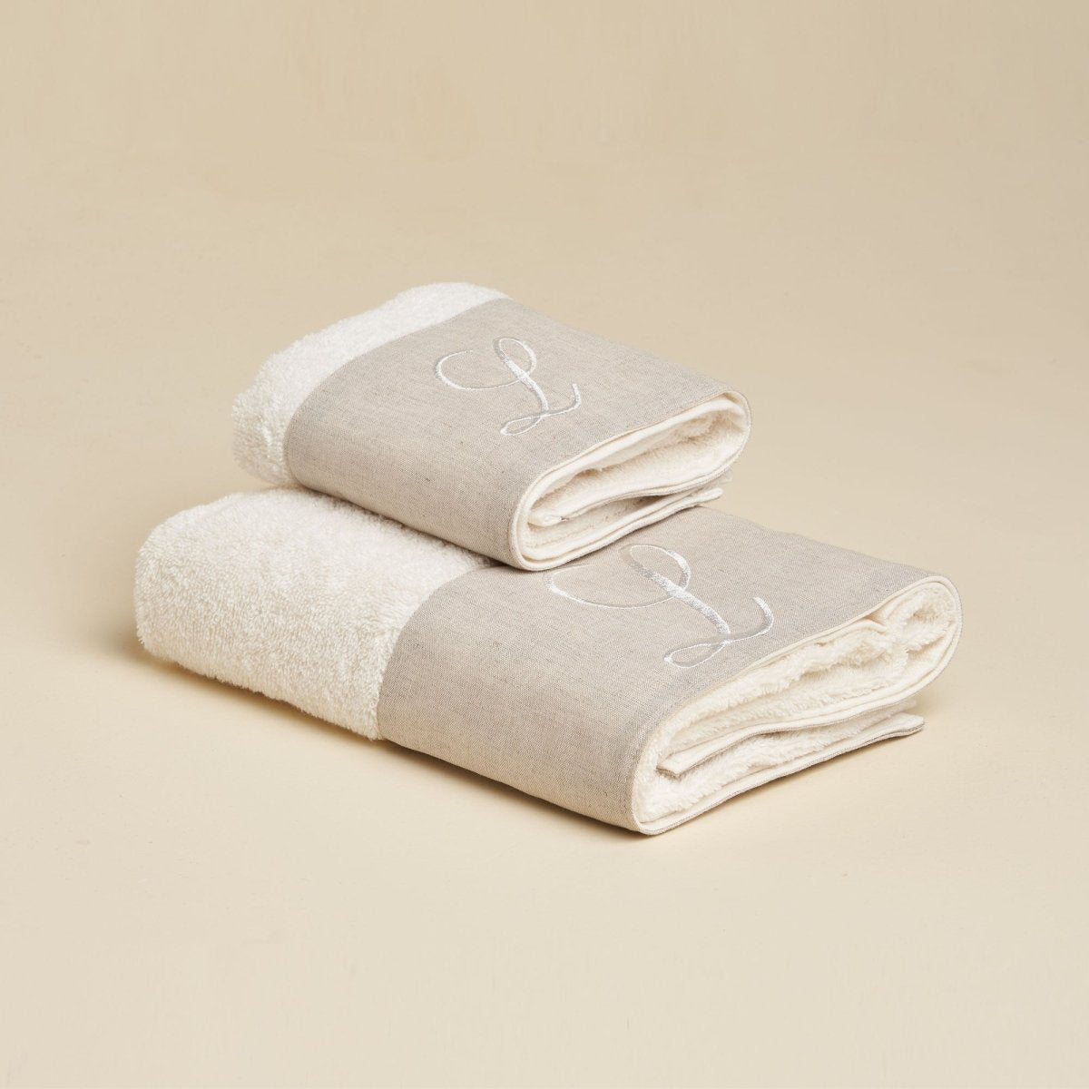 LEONARDO Set Asciugamani in spugna 430gr e Lino con ricamo monogram | Domus Zone - DomusZone