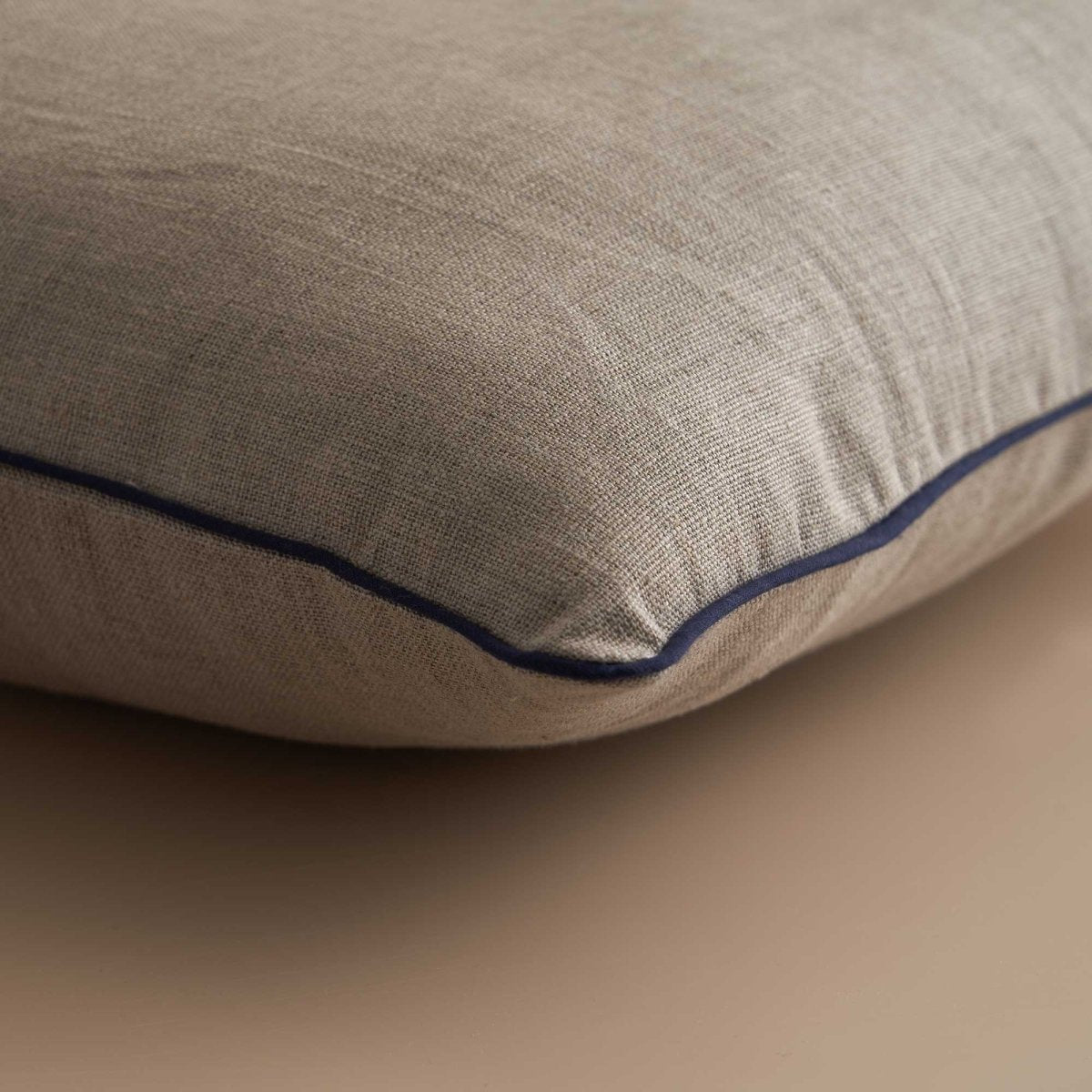ZANTE Cuscino Arredo in Lino con Ricamo Corallo | Domus Zone - DomusZone